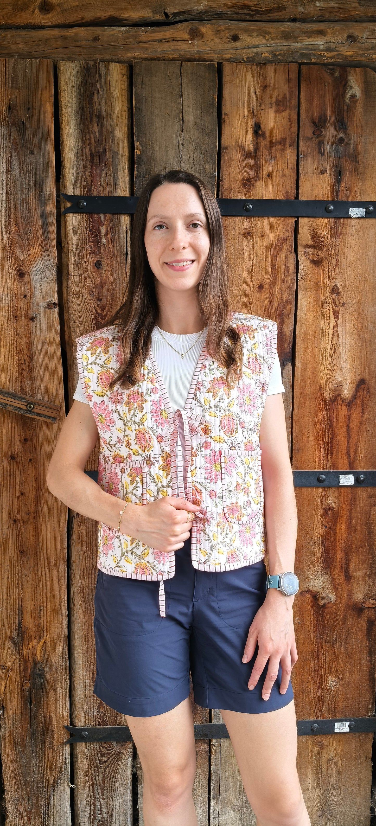 veste sans manches à fleurs roses