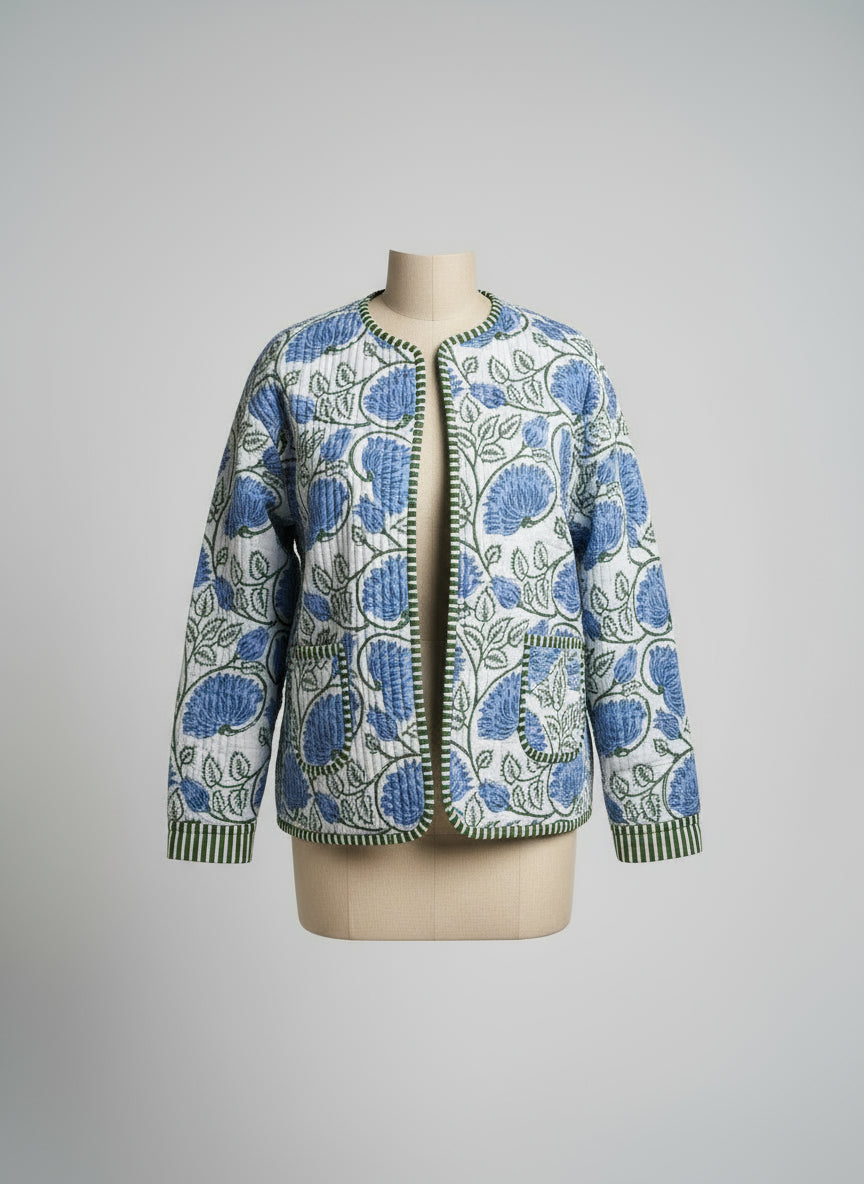 veste à fleurs bleues et vertes