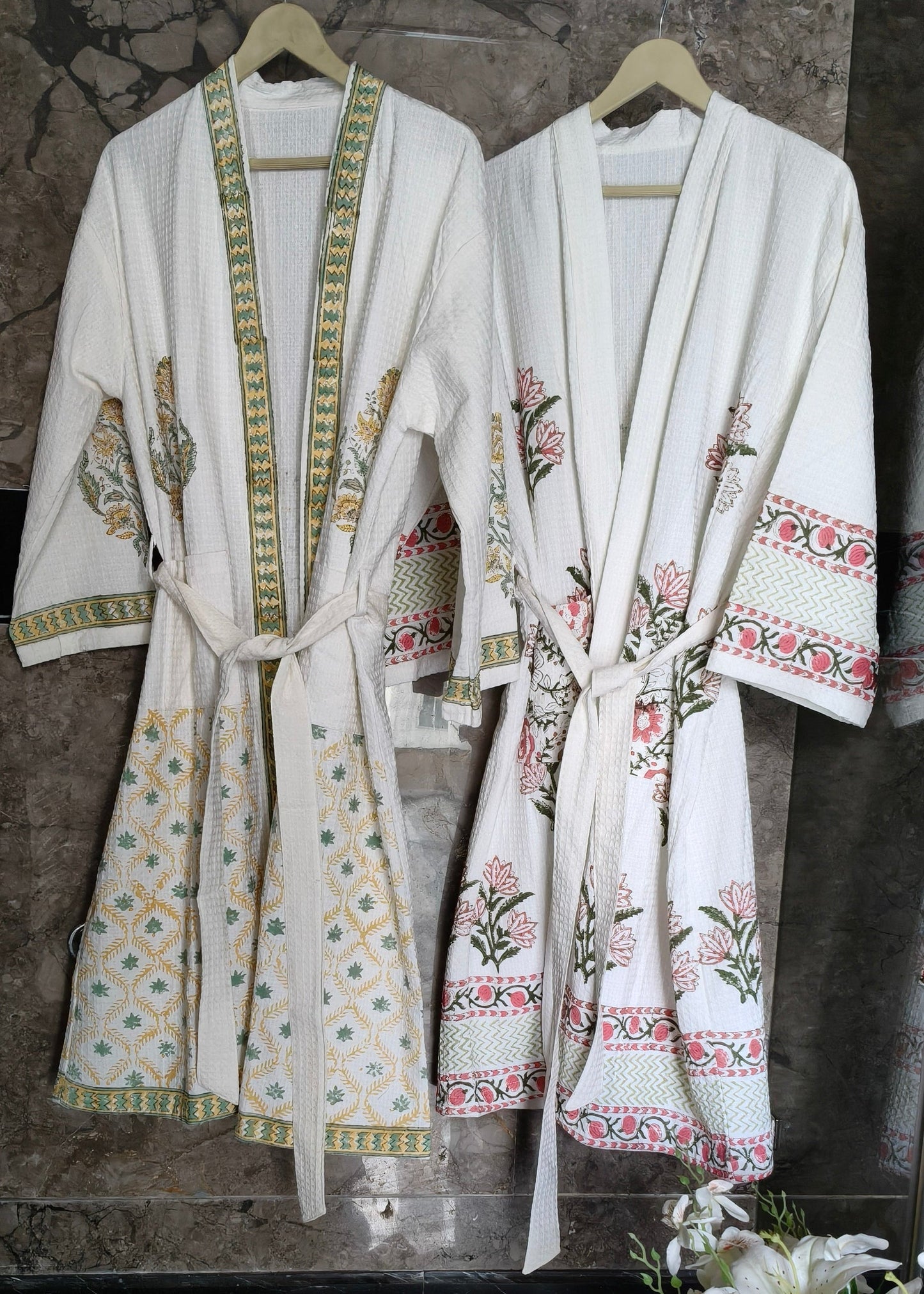 Peignoir blanc et rouge