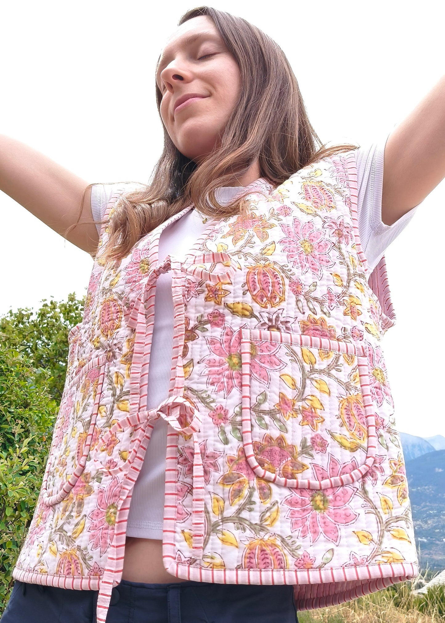 veste sans manches à fleurs roses