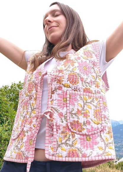 veste sans manches à fleurs roses