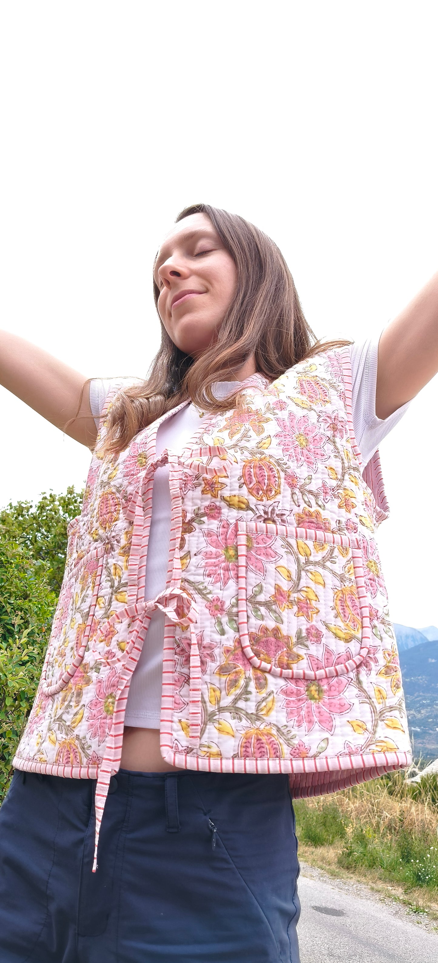 veste sans manches à fleurs roses