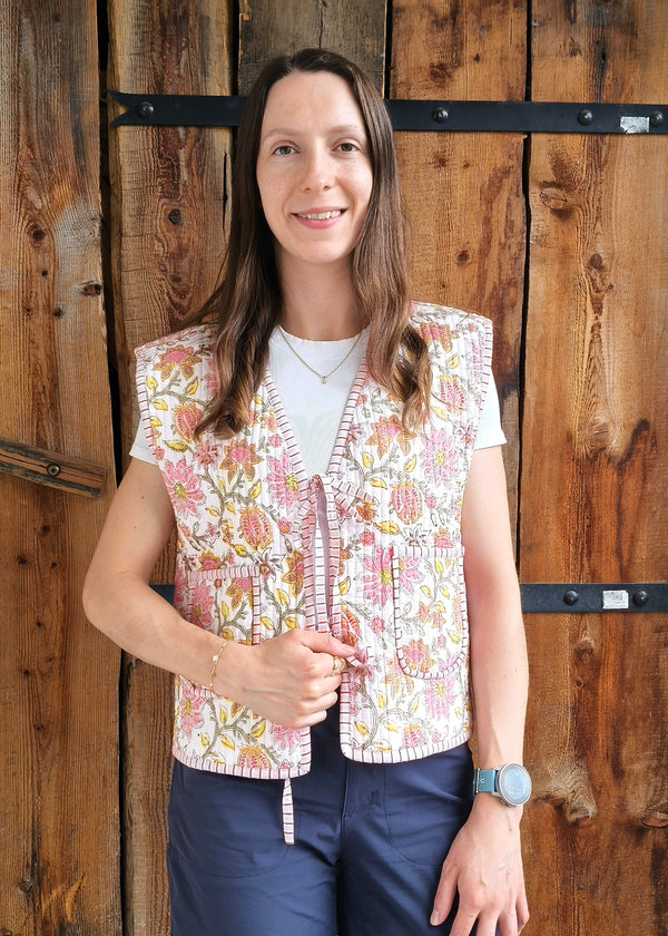 veste sans manches à fleurs roses