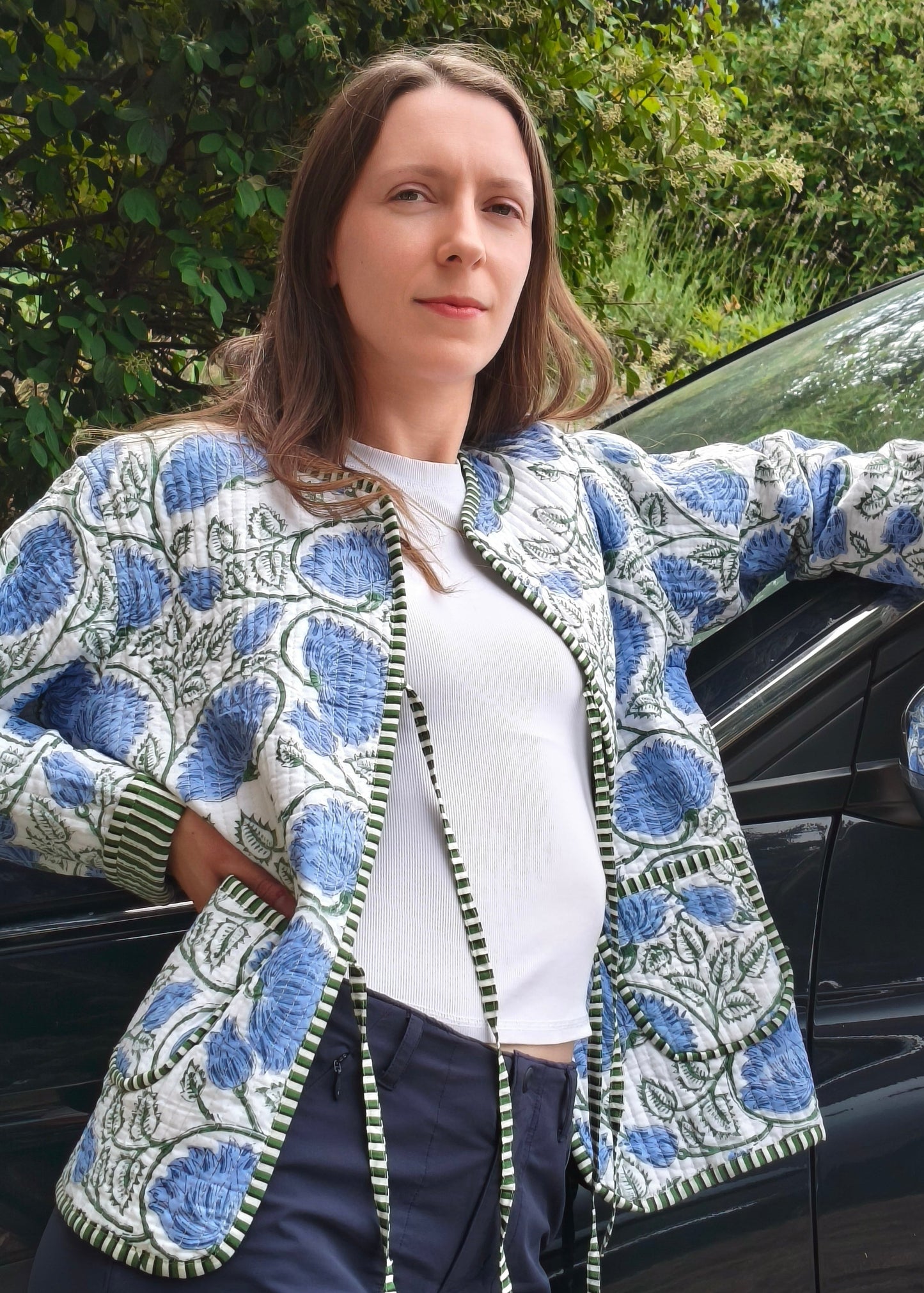 veste à fleurs bleues et vertes