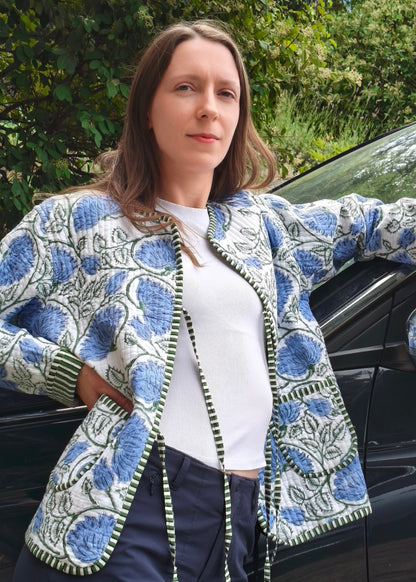 veste à fleurs bleues et vertes