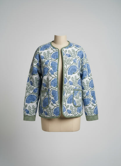 veste à fleurs bleues et vertes