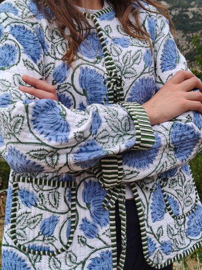 veste à fleurs bleues et vertes