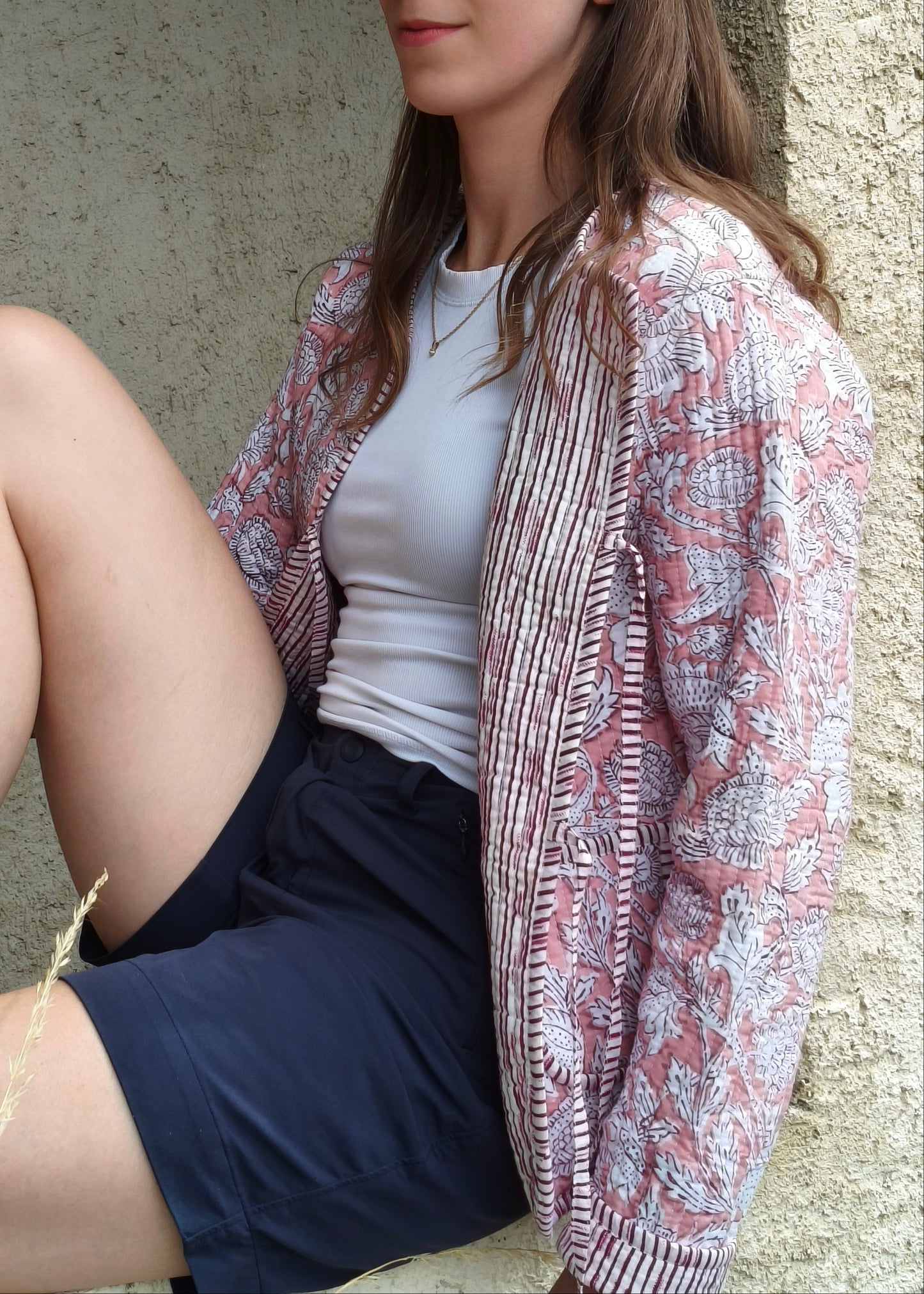 veste à fleurs roses et blanches