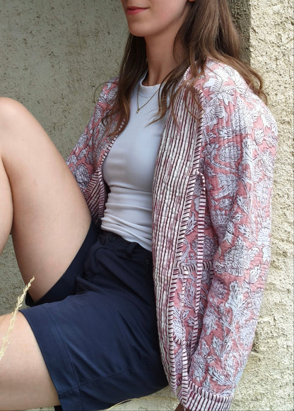 veste à fleurs roses et blanches