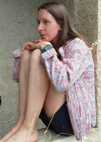 veste à fleurs roses et blanches