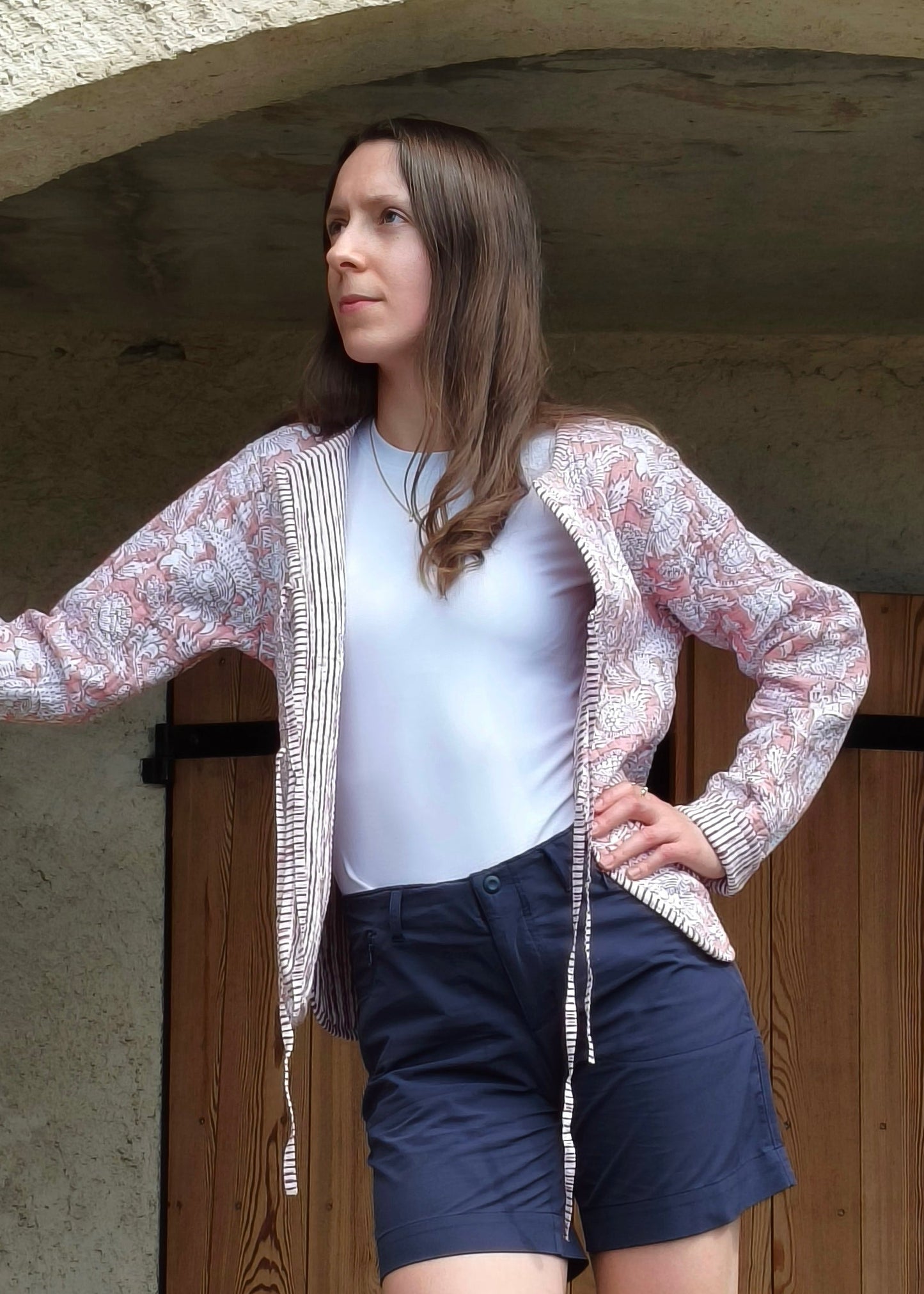 veste à fleurs roses et blanches