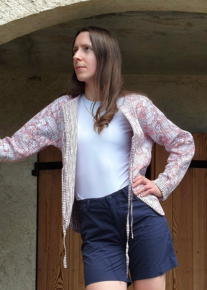 veste à fleurs roses et blanches