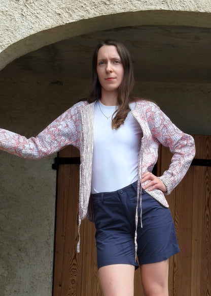 veste à fleurs roses et blanches