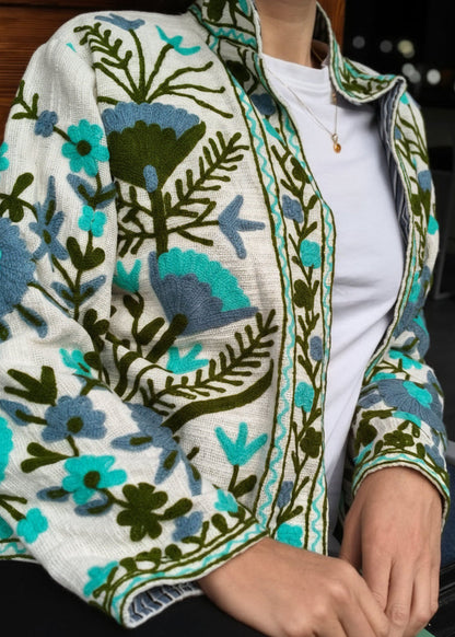 veste brodée bleue et verte