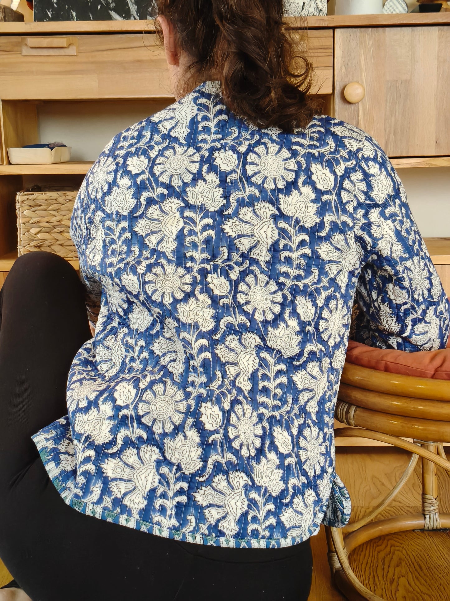 veste à fleurs bleues et blanches