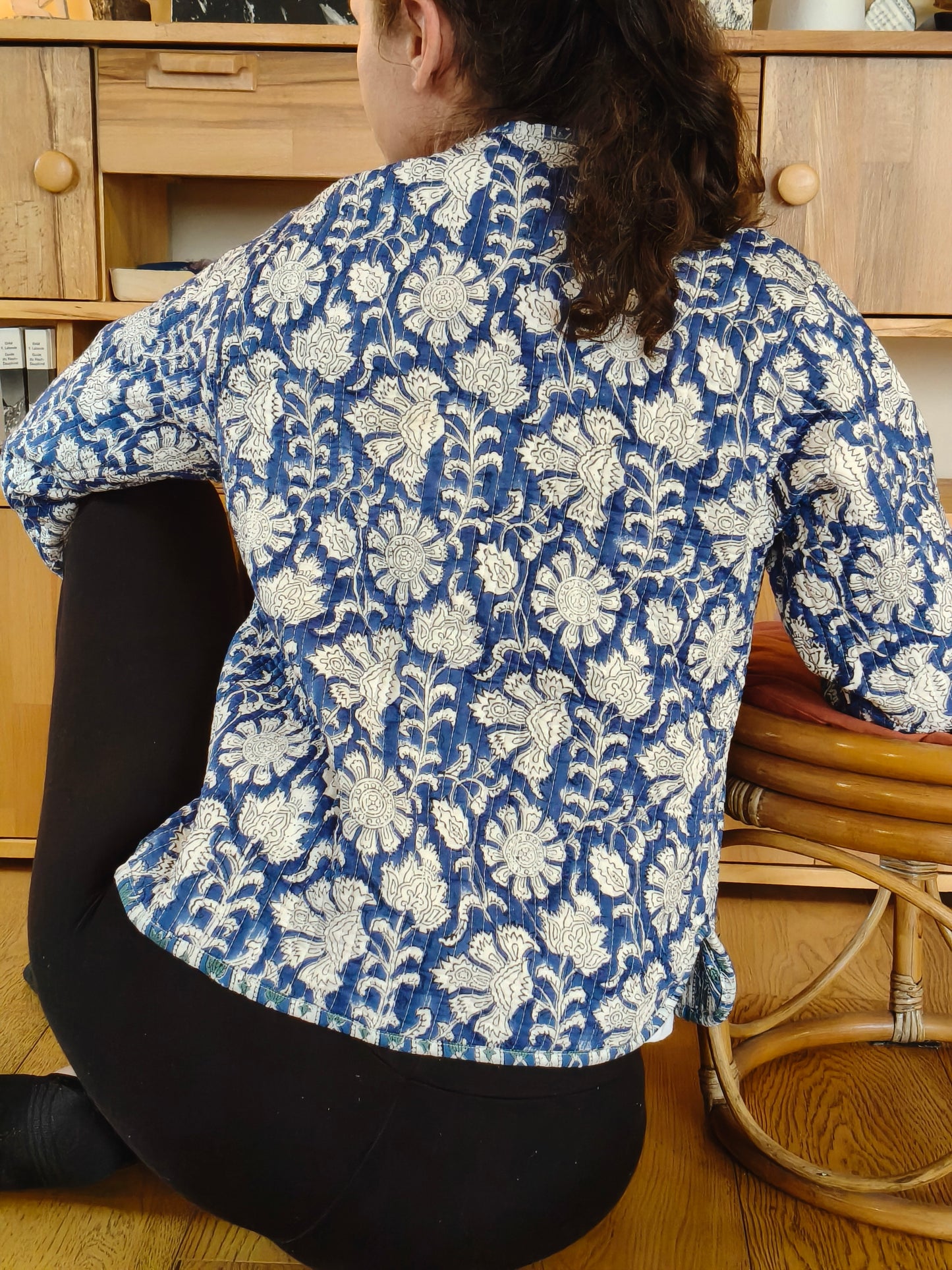 veste à fleurs bleues et blanches