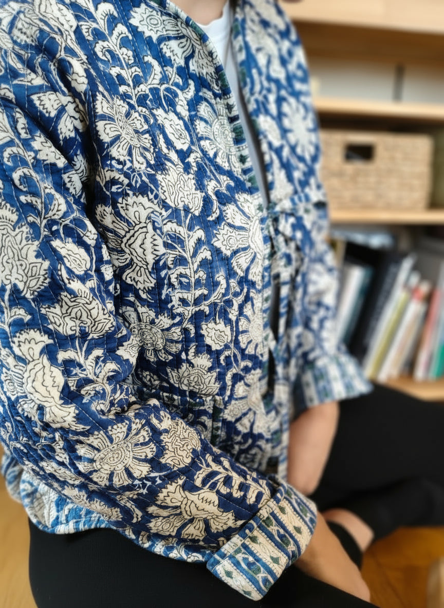 veste à fleurs bleues et blanches