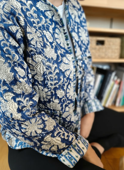 veste à fleurs bleues et blanches