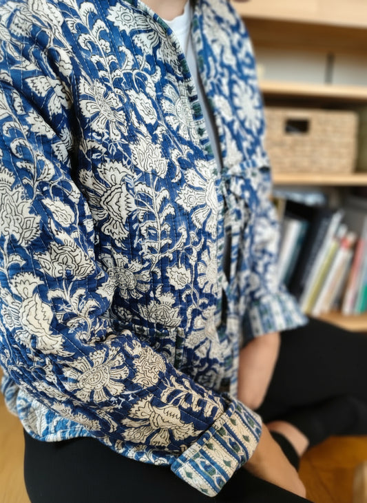 veste à fleurs bleues et blanches