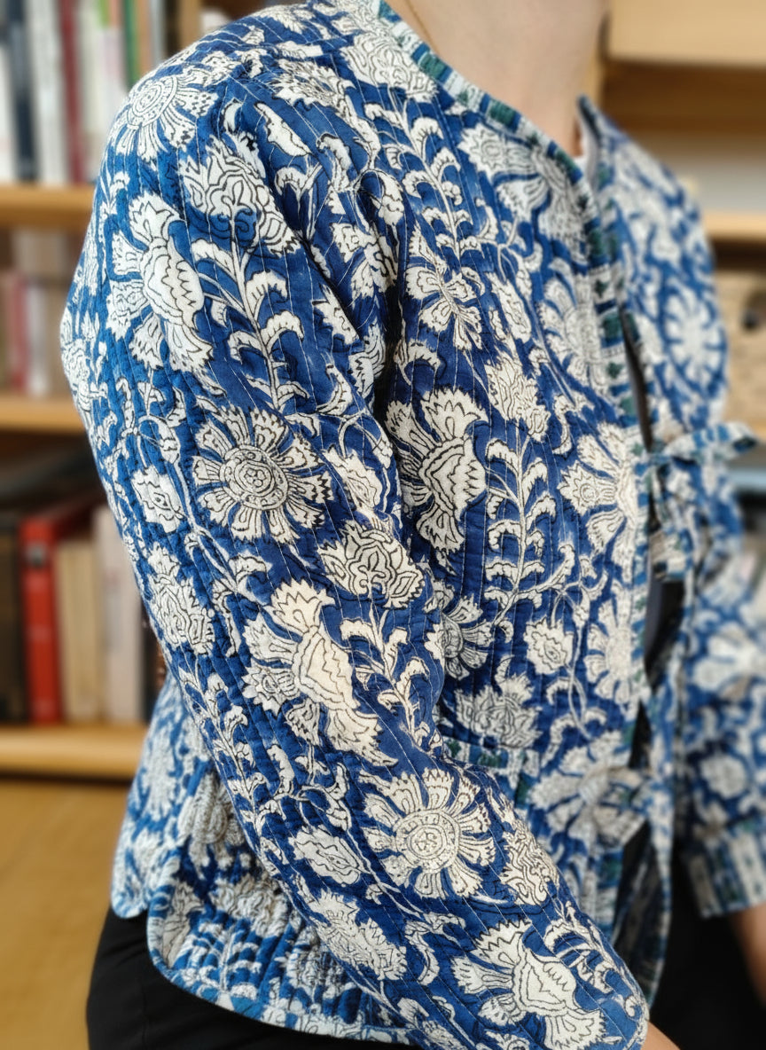 veste à fleurs bleues et blanches