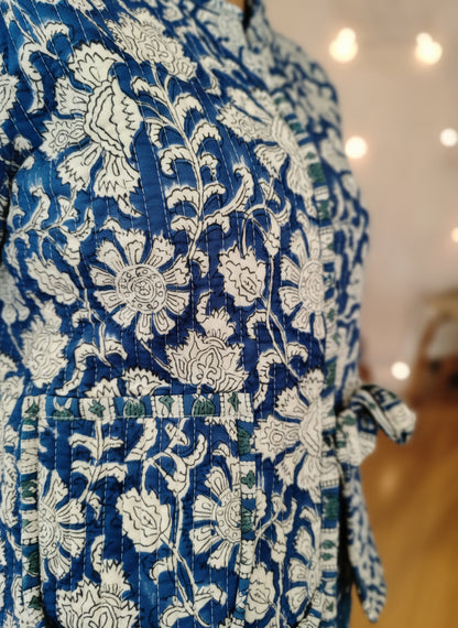 veste à fleurs bleues et blanches