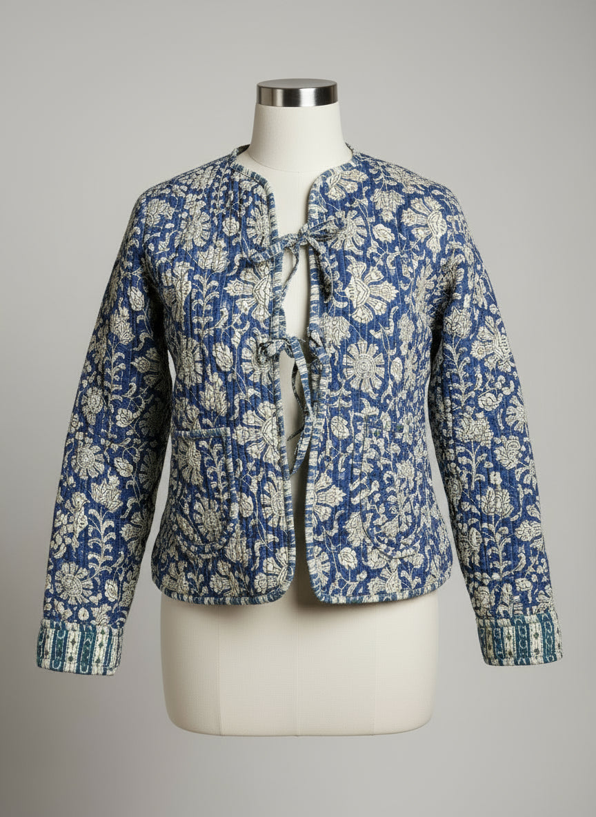 veste à fleurs bleues et blanches