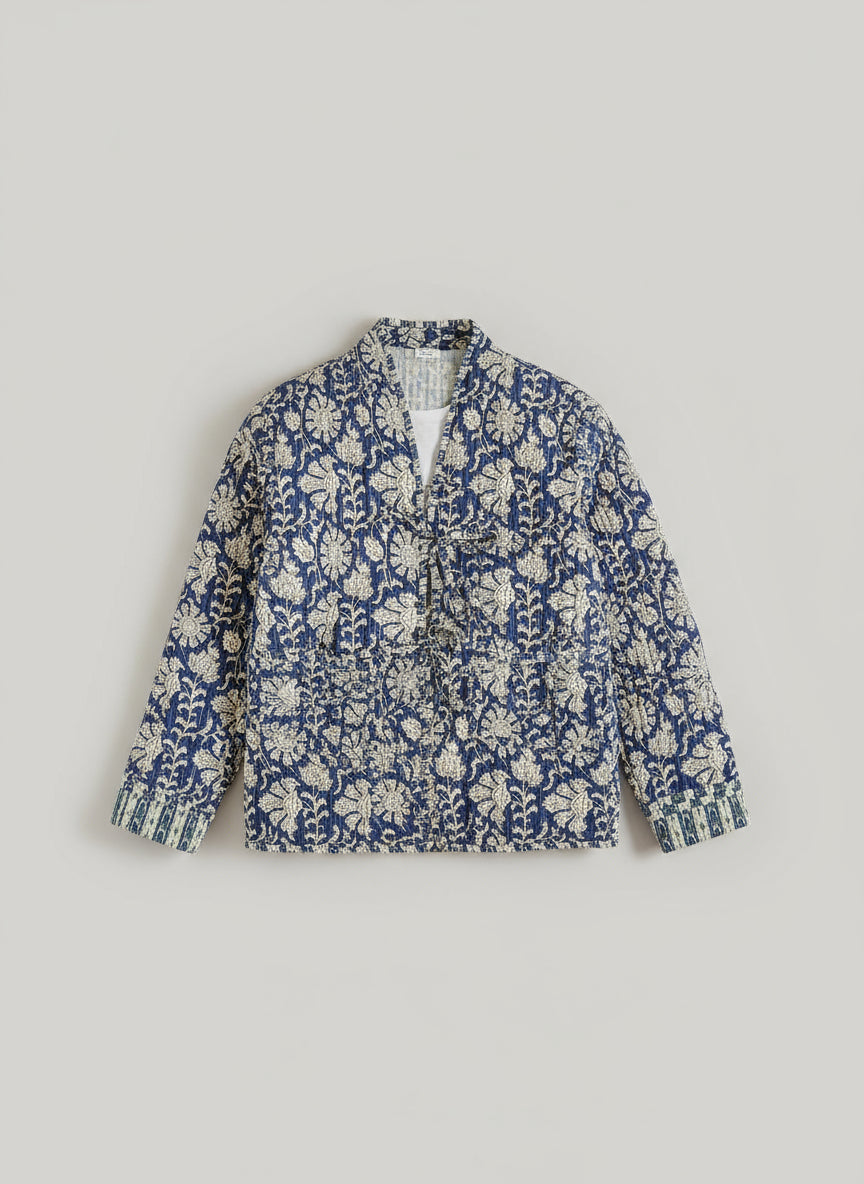 veste à fleurs bleues et blanches