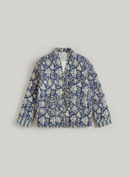 veste à fleurs bleues et blanches