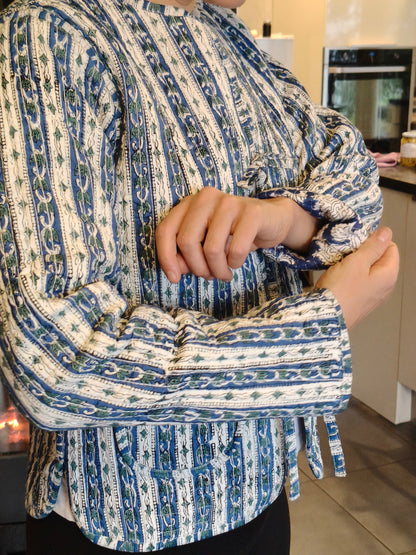 veste à fleurs bleues et blanches