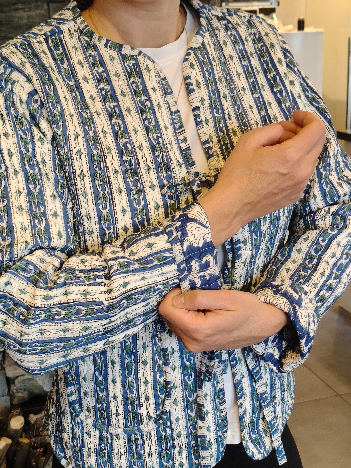 veste à fleurs bleues et blanches