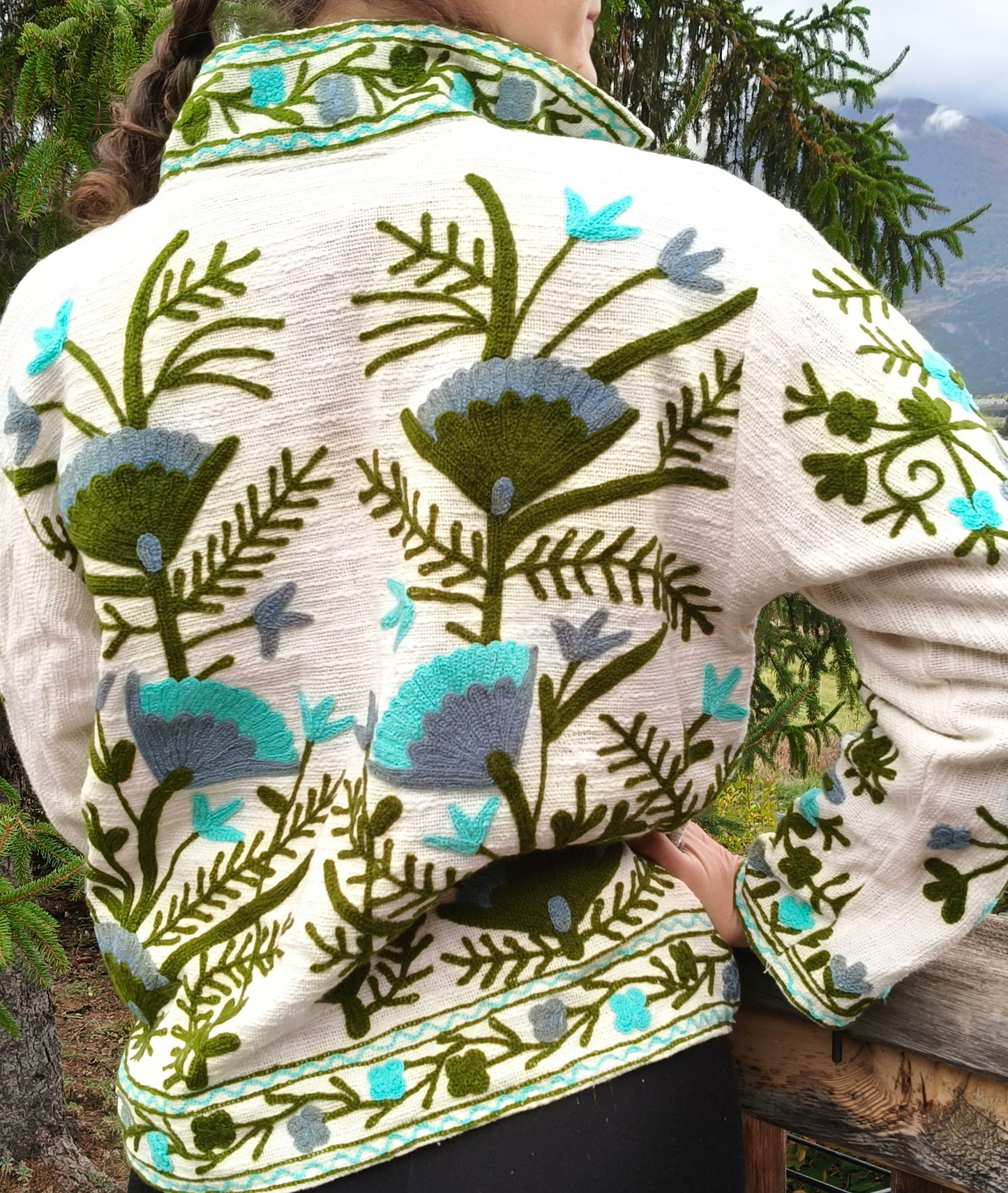 veste brodée bleue et verte